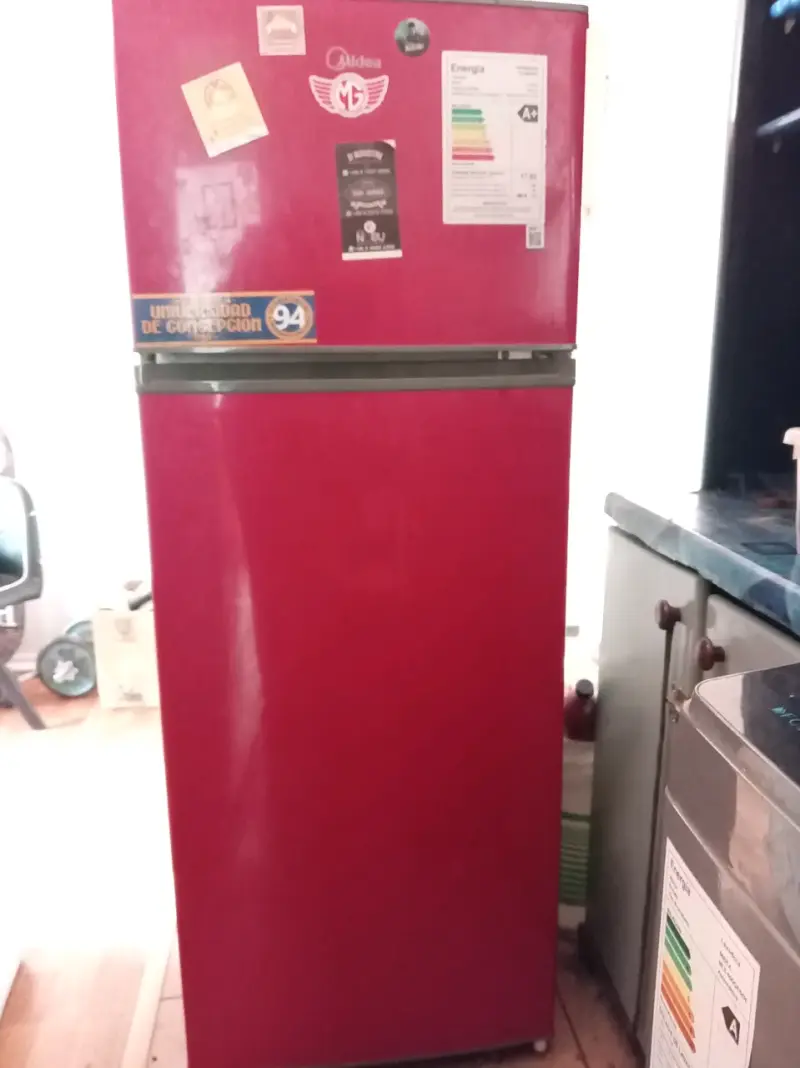 Refrigerador rojo Midea con eficiencia A+ - 1