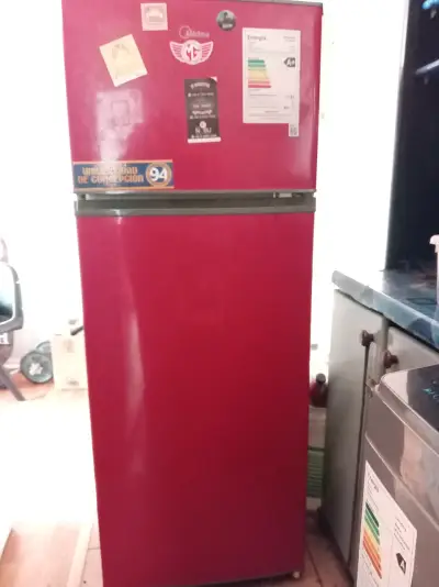 Refrigerador rojo Midea con eficiencia A+ - miniatura 1