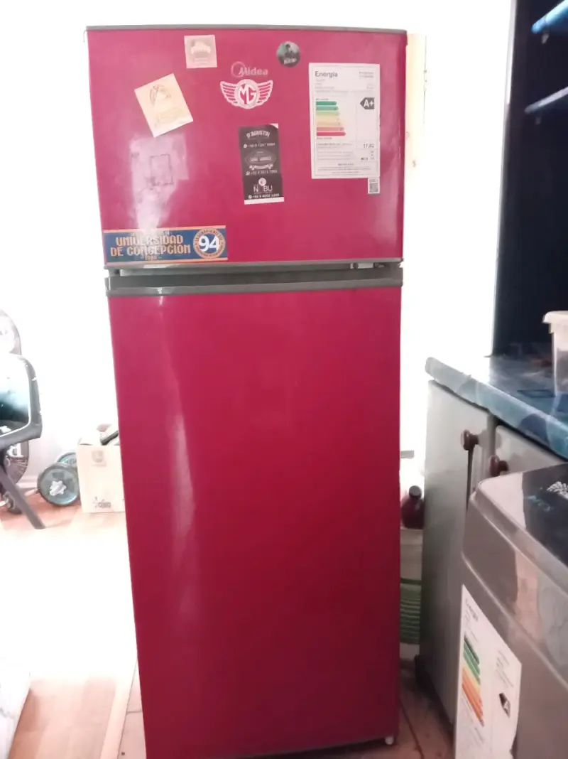 Refrigerador rojo Midea con eficiencia A+ - 2