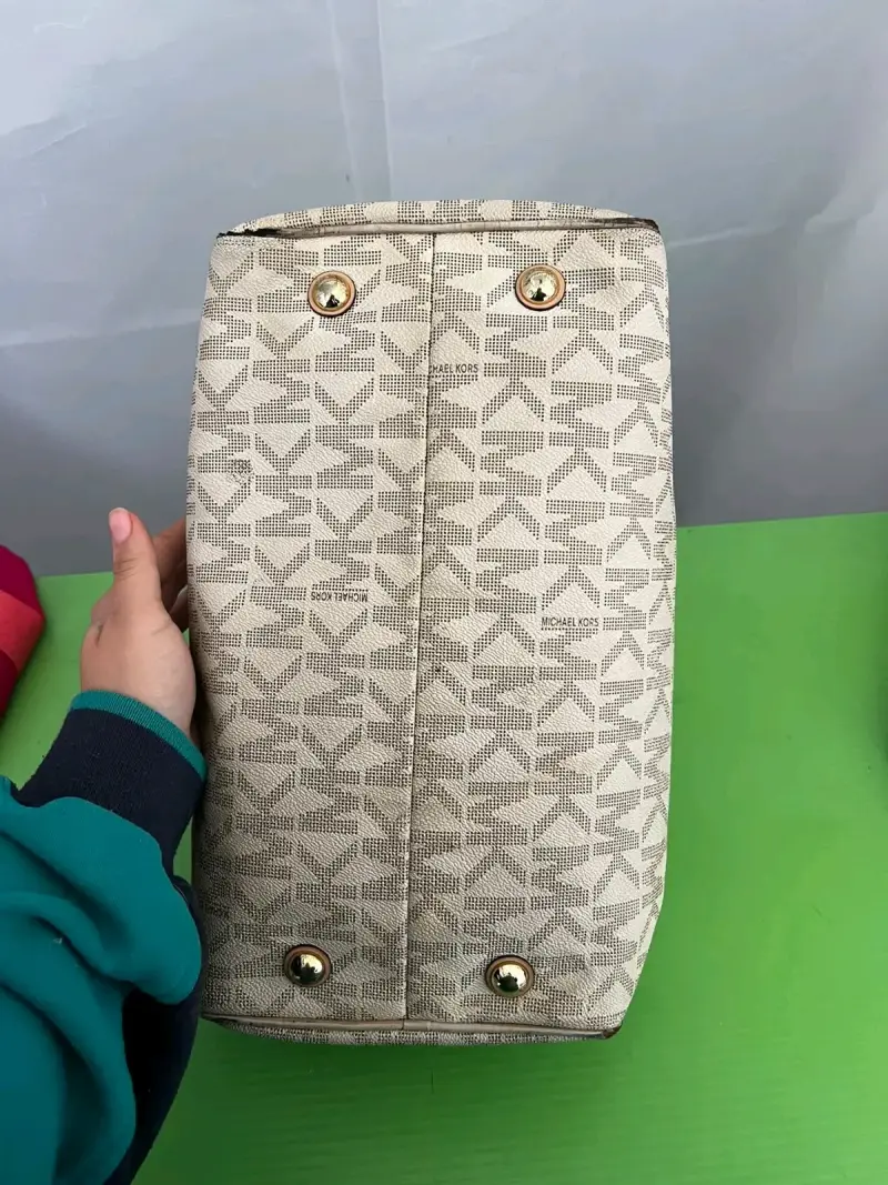 Bolso de mano beige con logo Michael Kors - 4