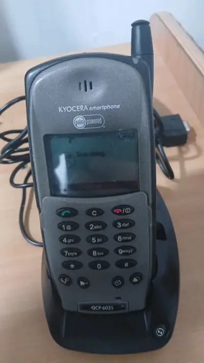 Teléfono inteligente Kyocera QCP 6035 con base - miniatura 2