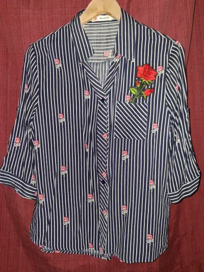 Blusa de rayas con bordado floral - miniatura 3