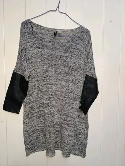 Sweater gris con mangas de cuero sintético - miniatura 1