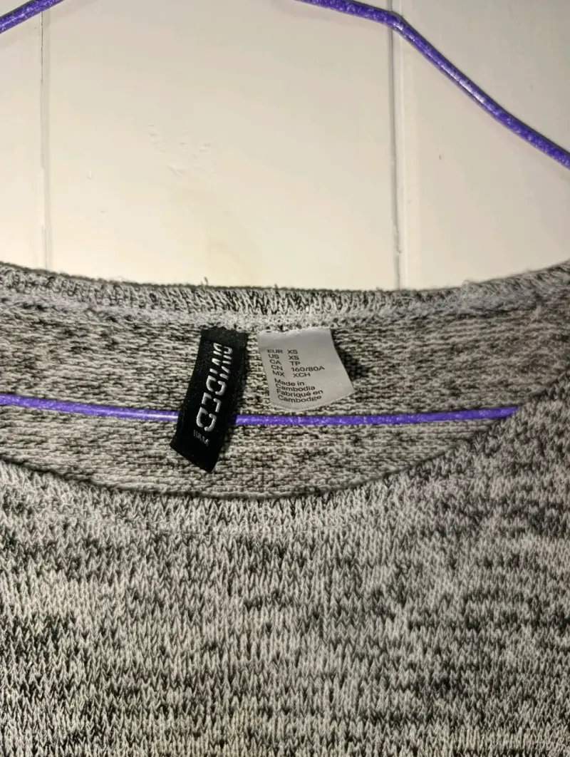 Sweater gris con mangas de cuero sintético - 2