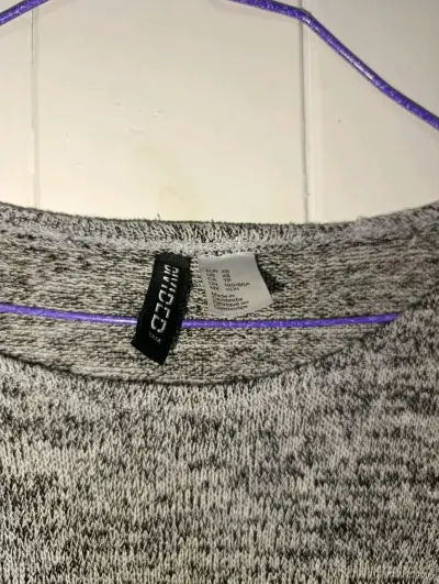 Sweater gris con mangas de cuero sintético - miniatura 2