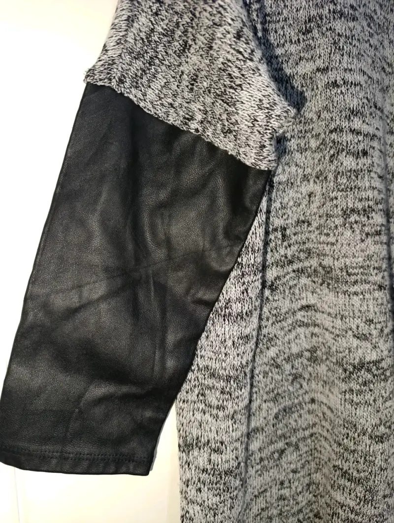 Sweater gris con mangas de cuero sintético - 3