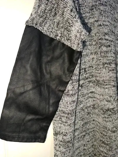 Sweater gris con mangas de cuero sintético - miniatura 3