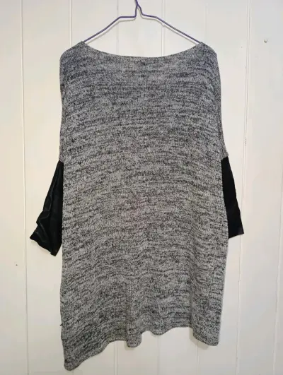 Sweater gris con mangas de cuero sintético - miniatura 4