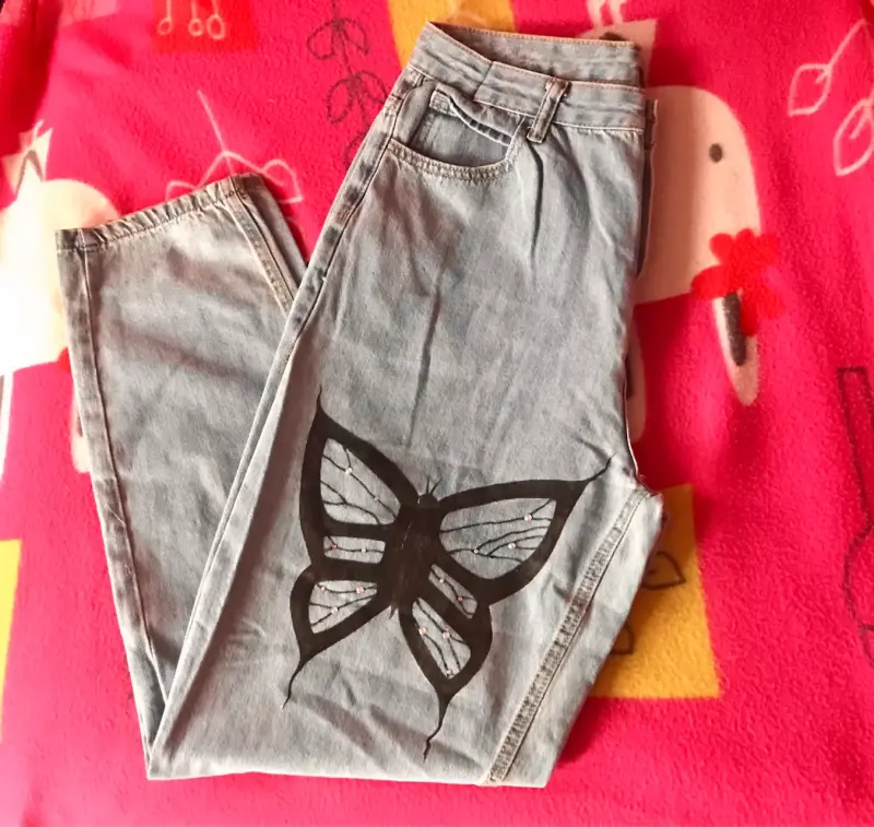 Jeans mom mujer con mariposa - 1