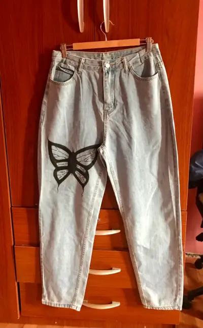 Jeans mom mujer con mariposa - miniatura 2