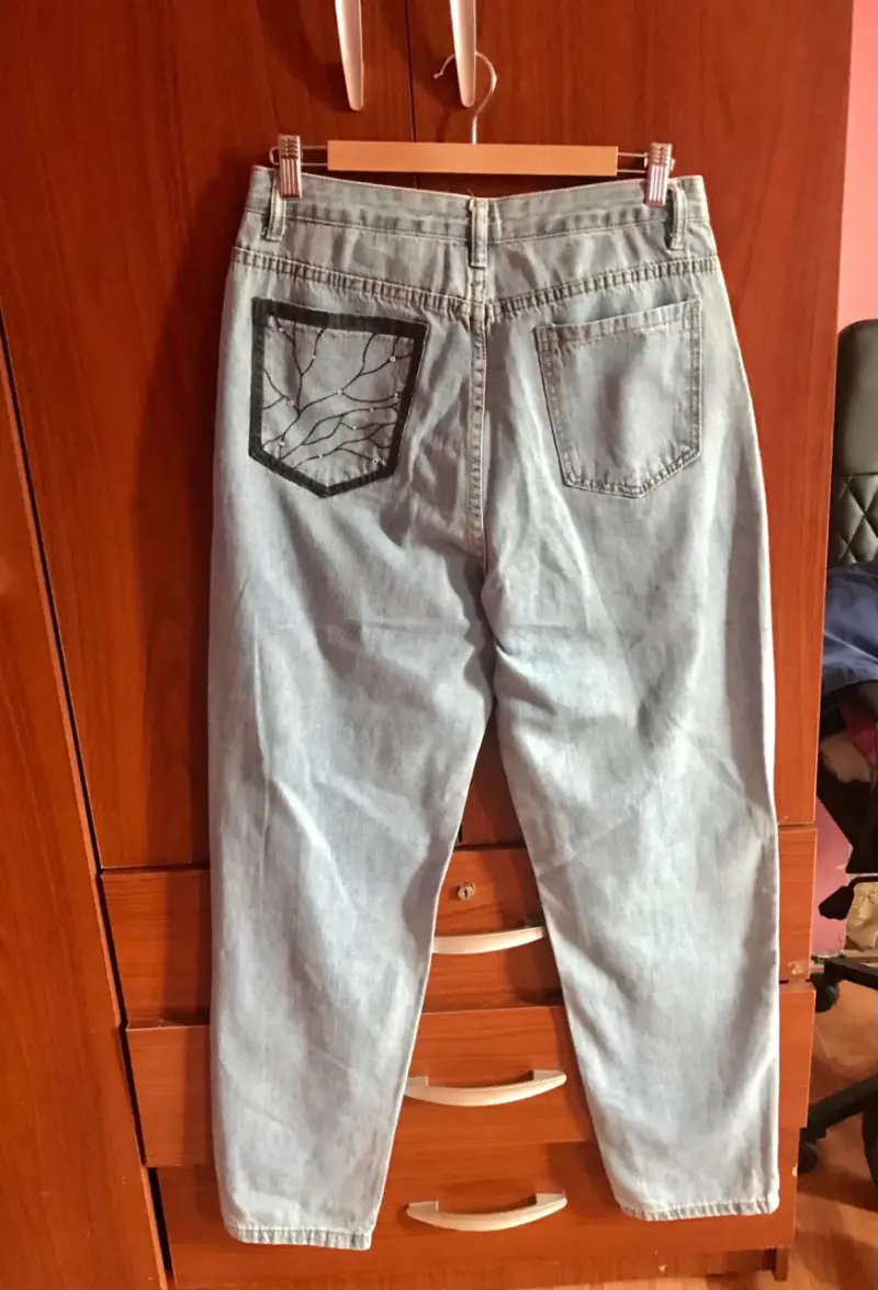 Jeans mom mujer con mariposa - 3