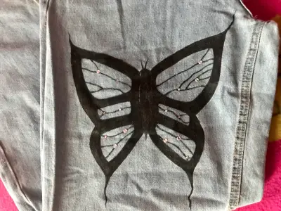 Jeans mom mujer con mariposa - miniatura 4