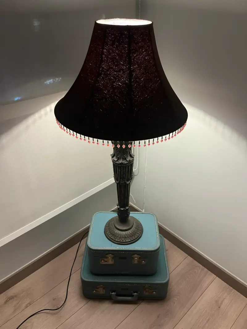 Lámpara de mesa vintage con base decorativa - 1