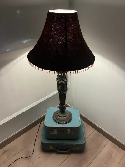 Lámpara de mesa vintage con base decorativa - miniatura 1