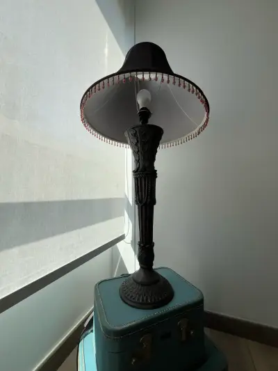 Lámpara de mesa vintage con base decorativa - miniatura 2