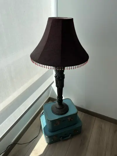 Lámpara de mesa vintage con base decorativa - miniatura 3