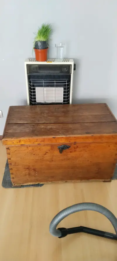 Baúl de madera vintage con cerradura - miniatura 1