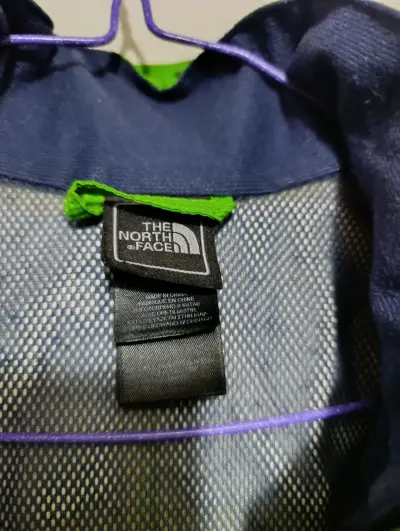 Chaqueta impermeable verde The North Face para hombre - miniatura 2