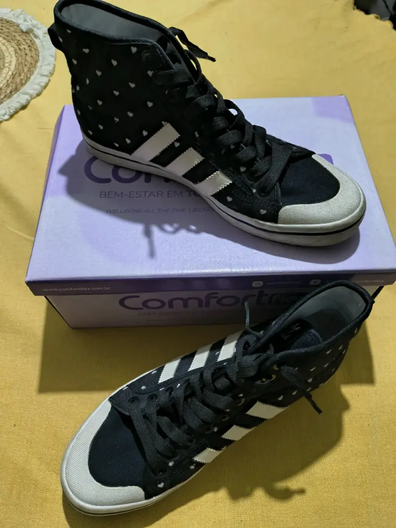 Zapatillas Adidas negras con corazones - 1