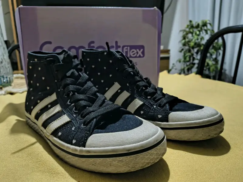 Zapatillas Adidas negras con corazones - 2