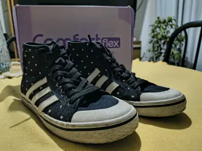Zapatillas Adidas negras con corazones - miniatura 2