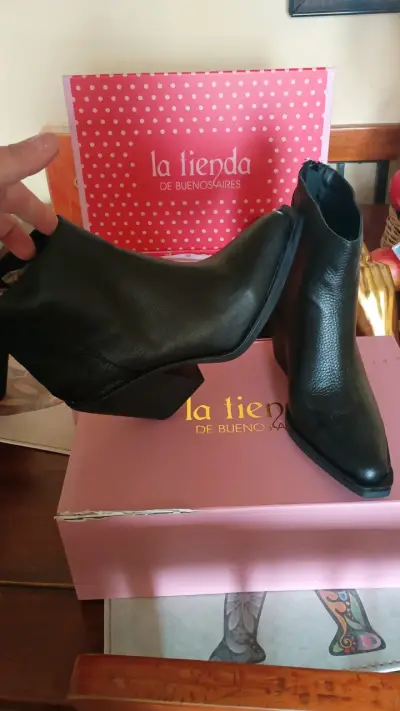 Botines de cuero negro con taco La Tienda de Buenos Aires - miniatura 1