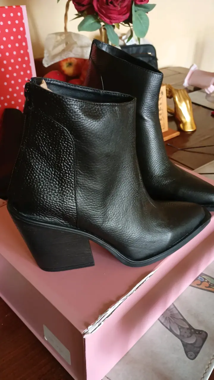 Botines de cuero negro con taco La Tienda de Buenos Aires - 2