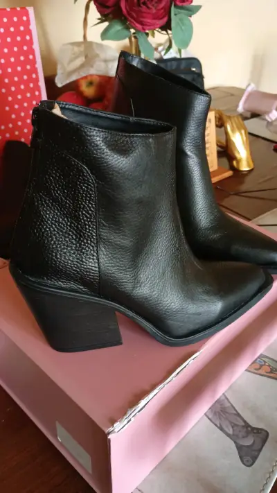 Botines de cuero negro con taco La Tienda de Buenos Aires - miniatura 2