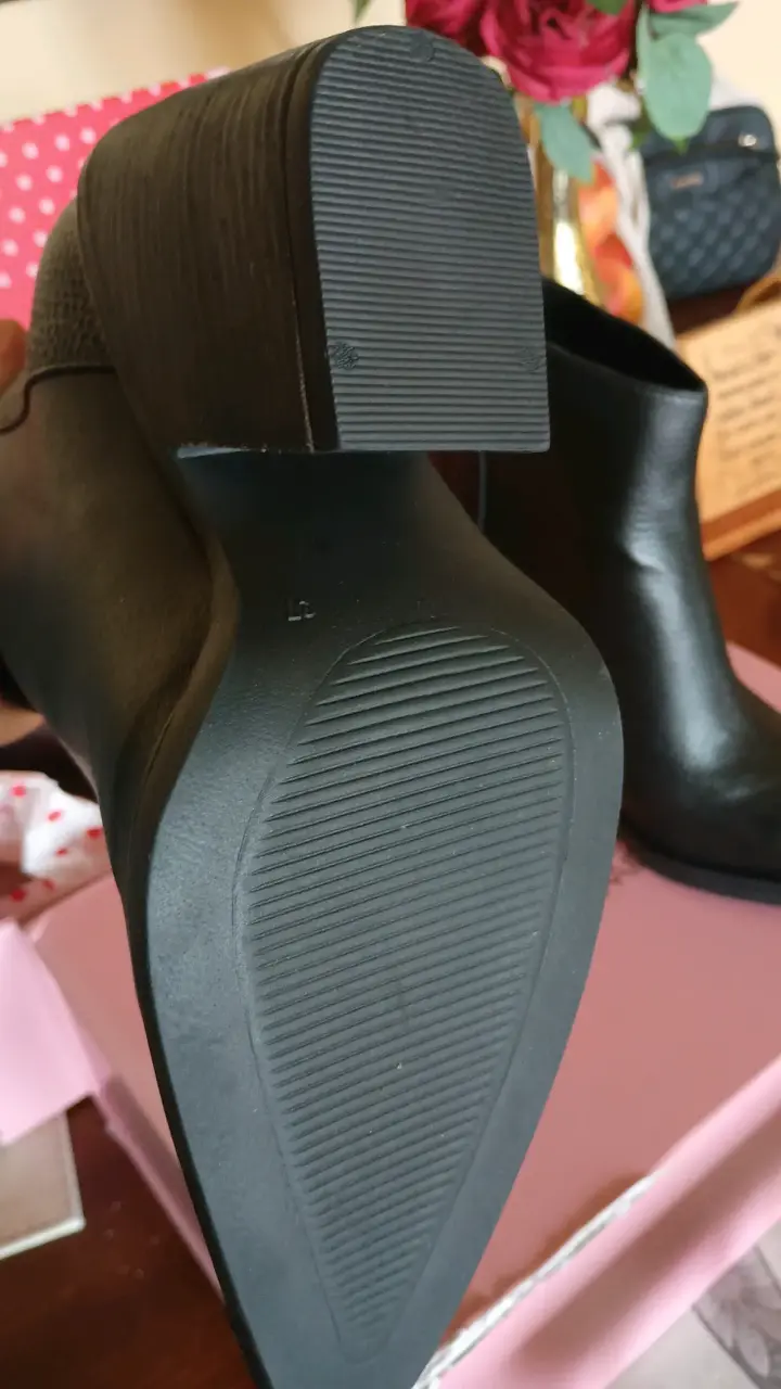 Botines de cuero negro con taco La Tienda de Buenos Aires - 3