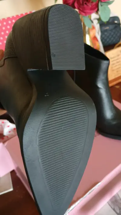 Botines de cuero negro con taco La Tienda de Buenos Aires - miniatura 3