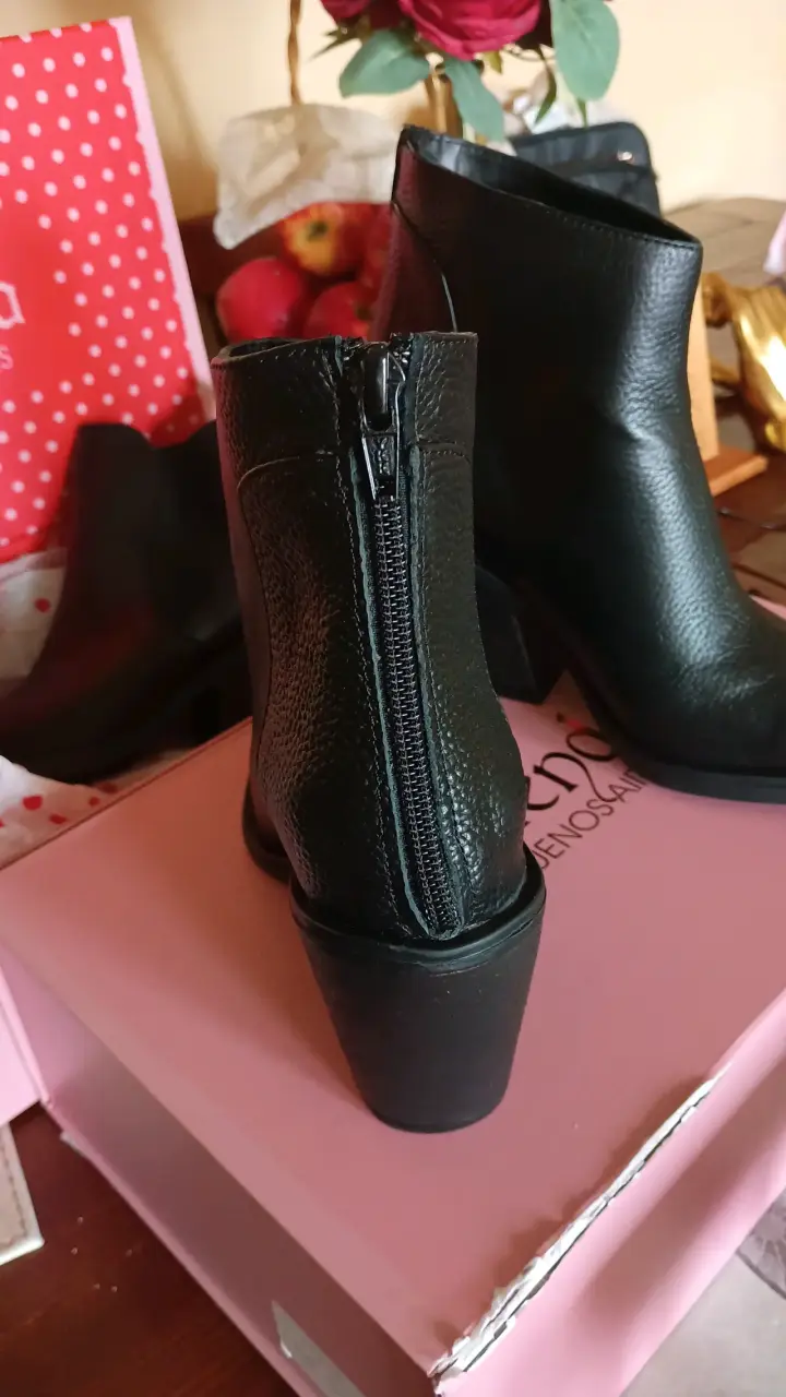 Botines de cuero negro con taco La Tienda de Buenos Aires - 4