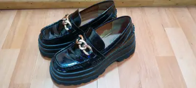 Mocasines de charol negro con cadena dorada - miniatura 1