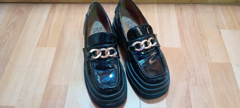 Mocasines de charol negro con cadena dorada - 2