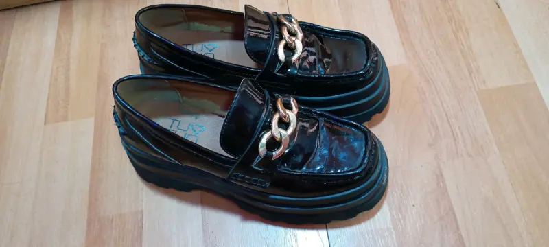 Mocasines de charol negro con cadena dorada - 3