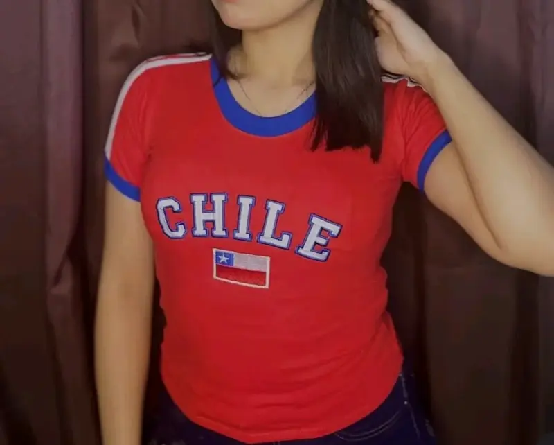 Polera Roja Chile Mujer con Detalles Azules
