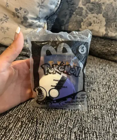 Juguete de Mcdonals x Pokemon TCG sellado con cart - miniatura 3