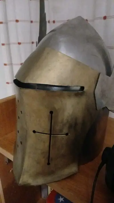 Casco medieval de acero y latón con visera - miniatura 1