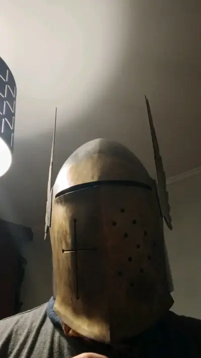 Casco medieval de acero y latón con visera - miniatura 2