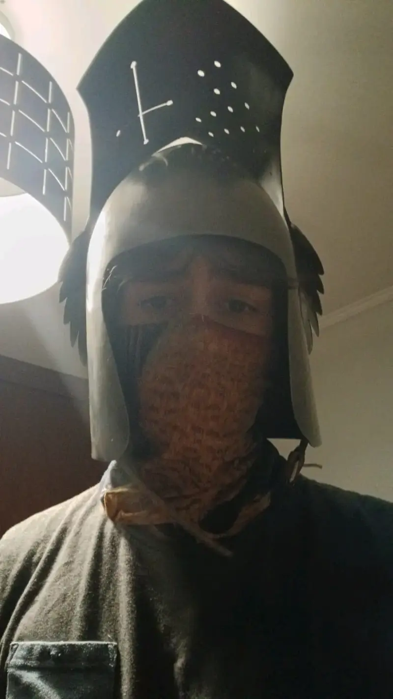 Casco medieval de acero y latón con visera - 3