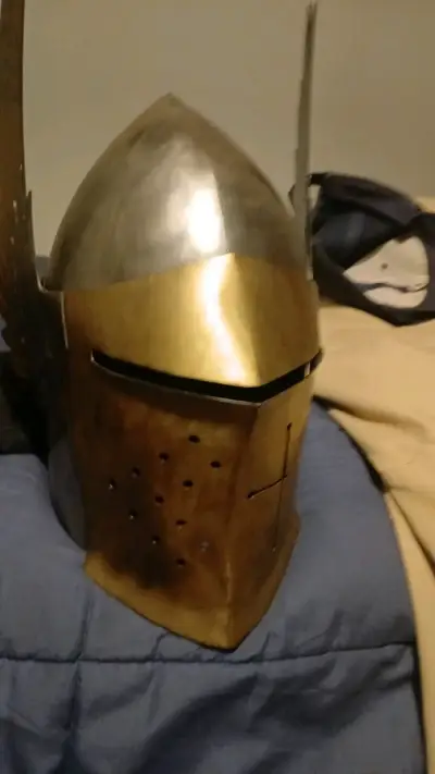 Casco medieval de acero y latón con visera - miniatura 4