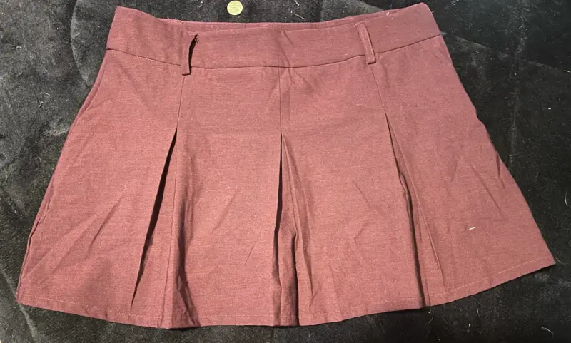 Falda corta plisada con short L, color burdeos