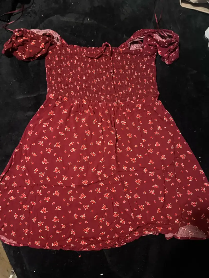 Vestido corto rojo con estampado floral
