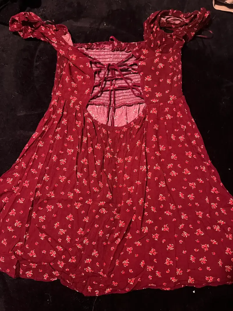 Vestido corto rojo con estampado floral - 2