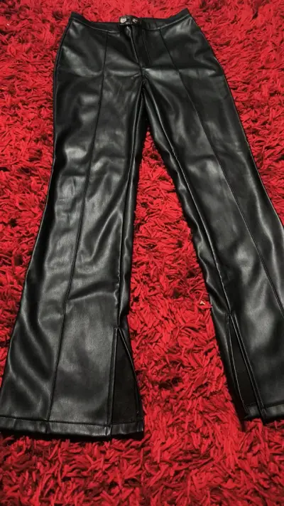 Pantalones de cuero sintético negro para mujer - miniatura 2