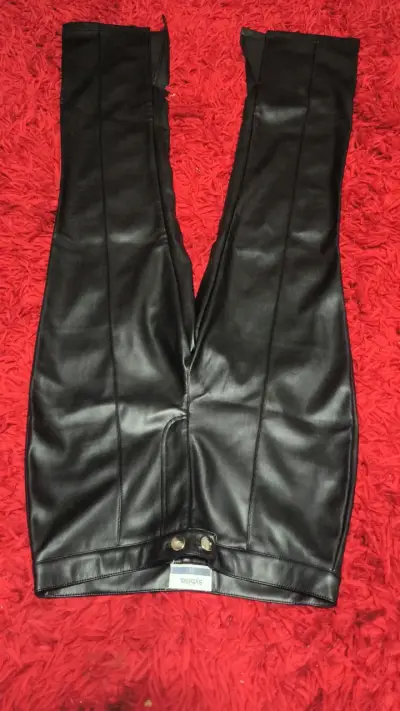 Pantalones de cuero sintético negro para mujer - miniatura 4