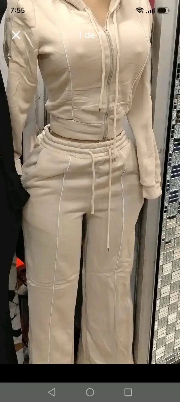 Conjunto deportivo beige para mujer con capucha