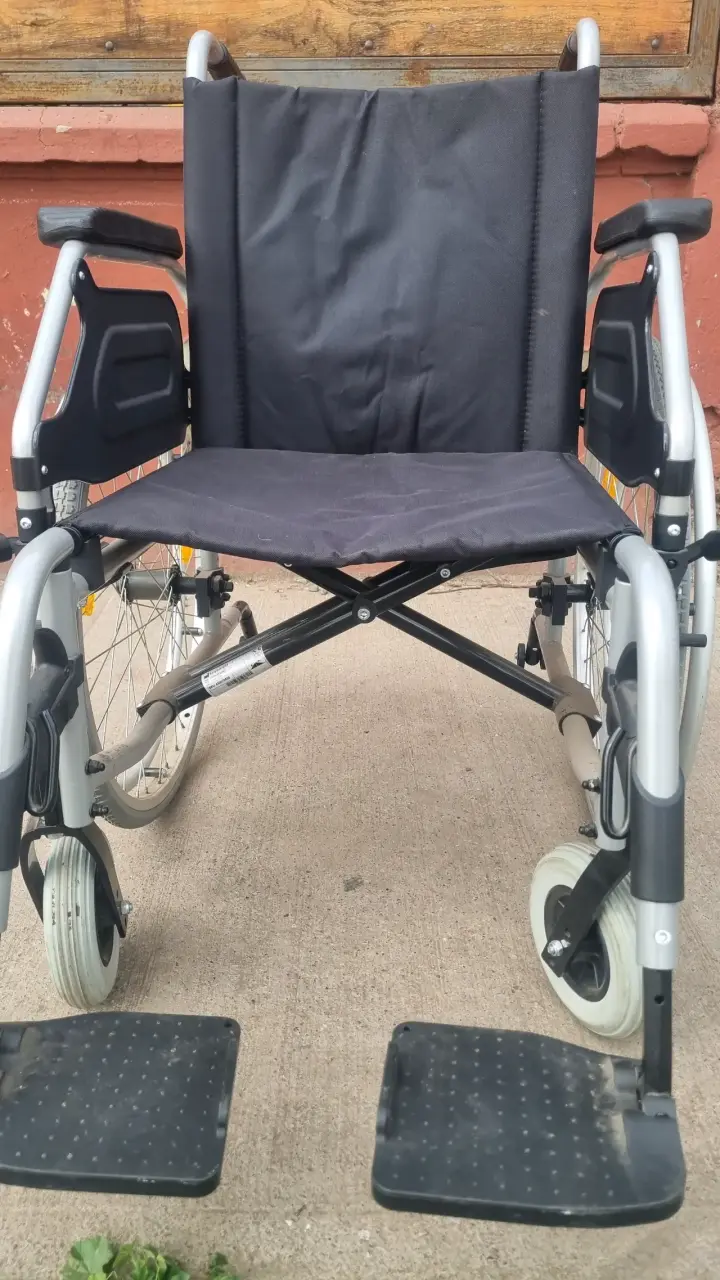 Silla de Ruedas Plegable Lesenhilf en Buen Estado - 4