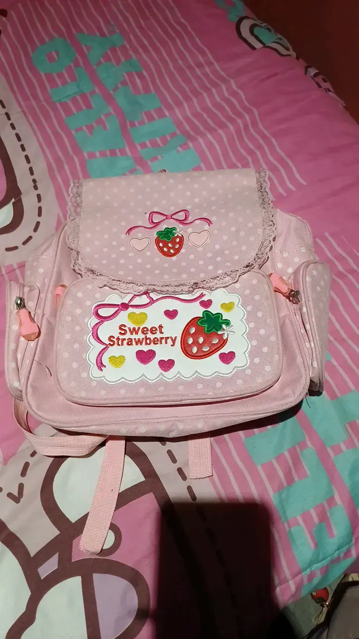 Mochila rosa con diseño de fresa