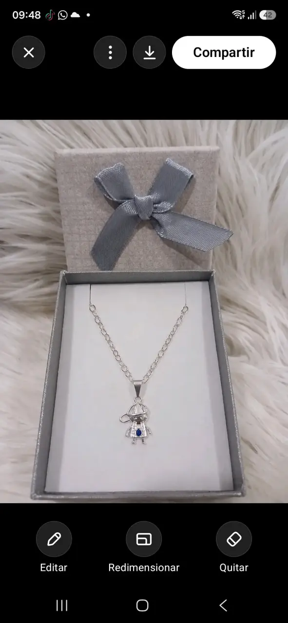 Collar de plata con colgante de niño en caja de regalo - 1