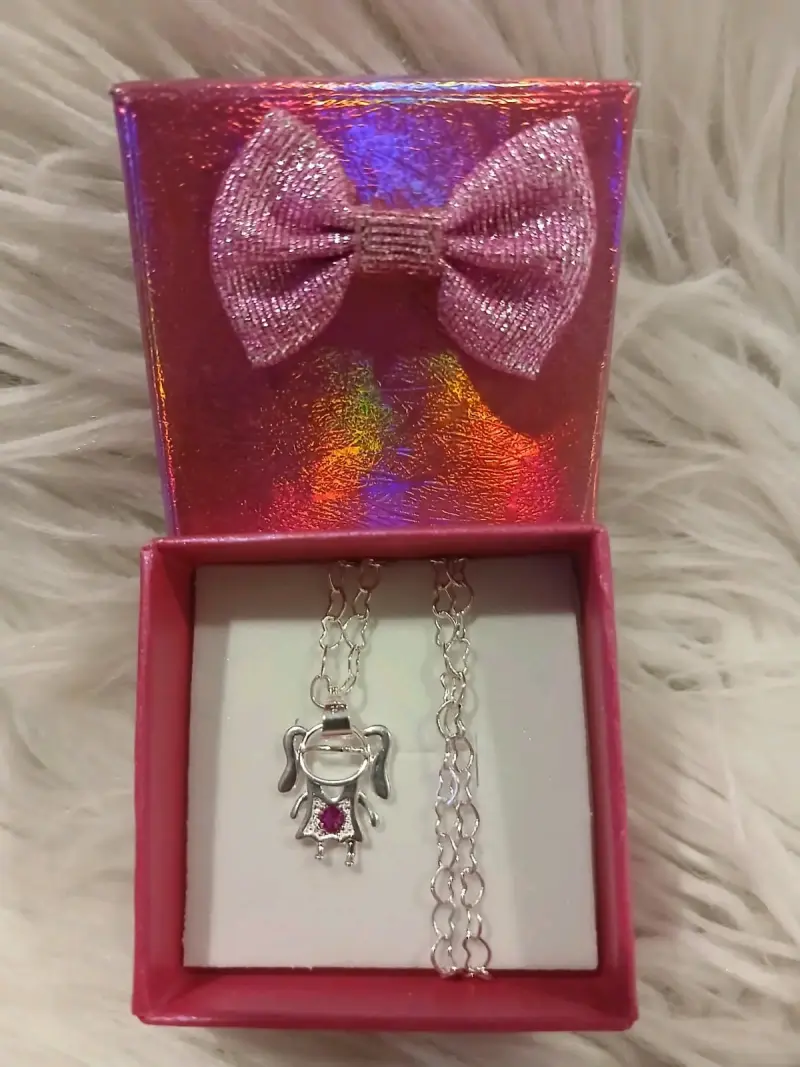 Collar de plata con colgante de niño en caja de regalo - 2